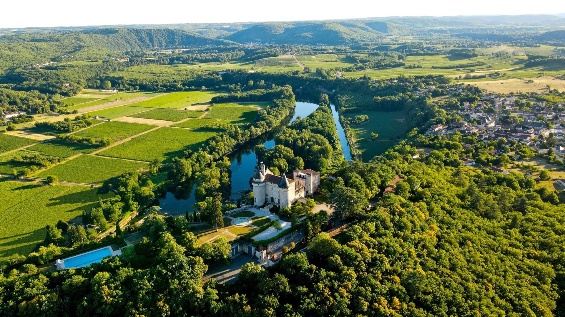 Vue aérienne d'un domaine viticole en Occitanie